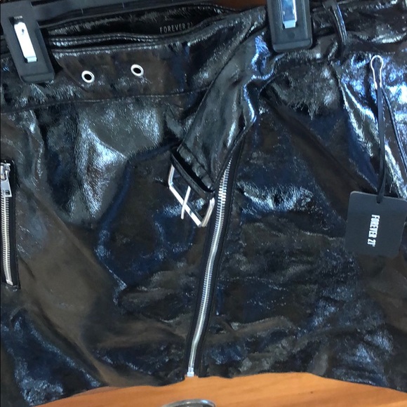 Pleather skirt with zippers and belt. - Picture 2 of 6